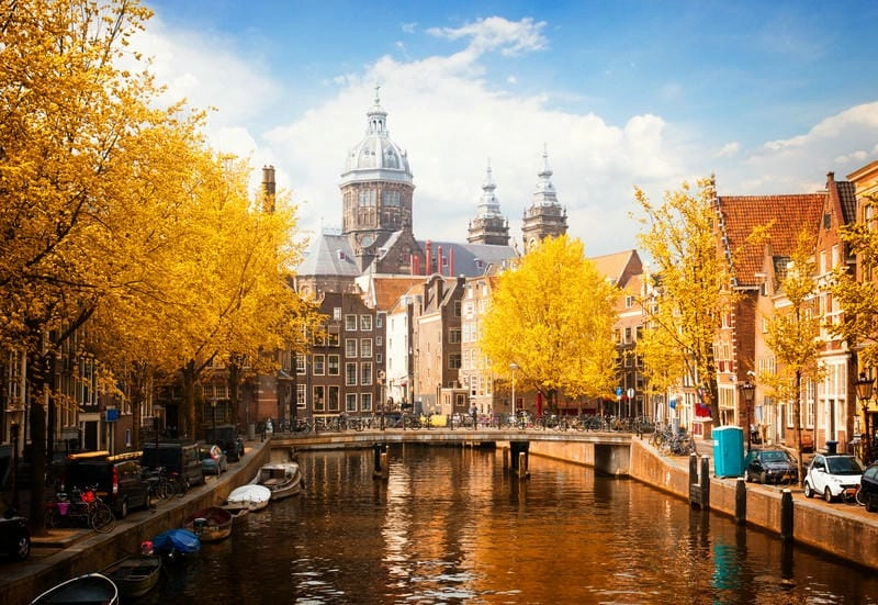 Vẻ đẹp lãng mạn của lá đỏ Amsterdam