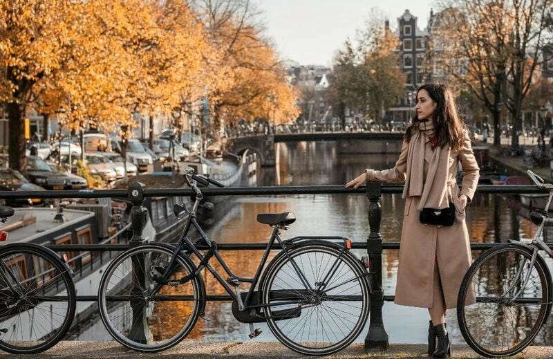 Kênh Amsterdam lá đỏ lãng mạn vô cùng