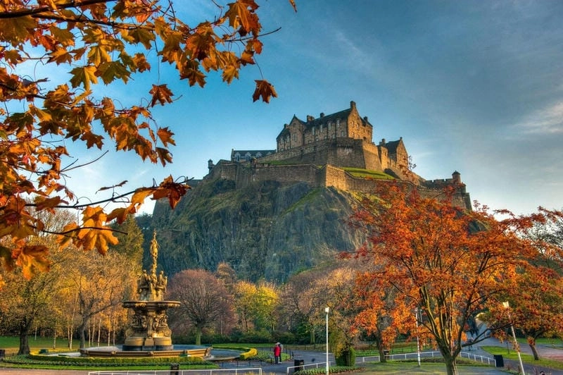 Vẻ đẹp lãng mạn mùa thu lá đỏ Edinburgh