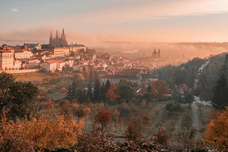 Hoàng hôn Prague lãng mạn bên lá vàng