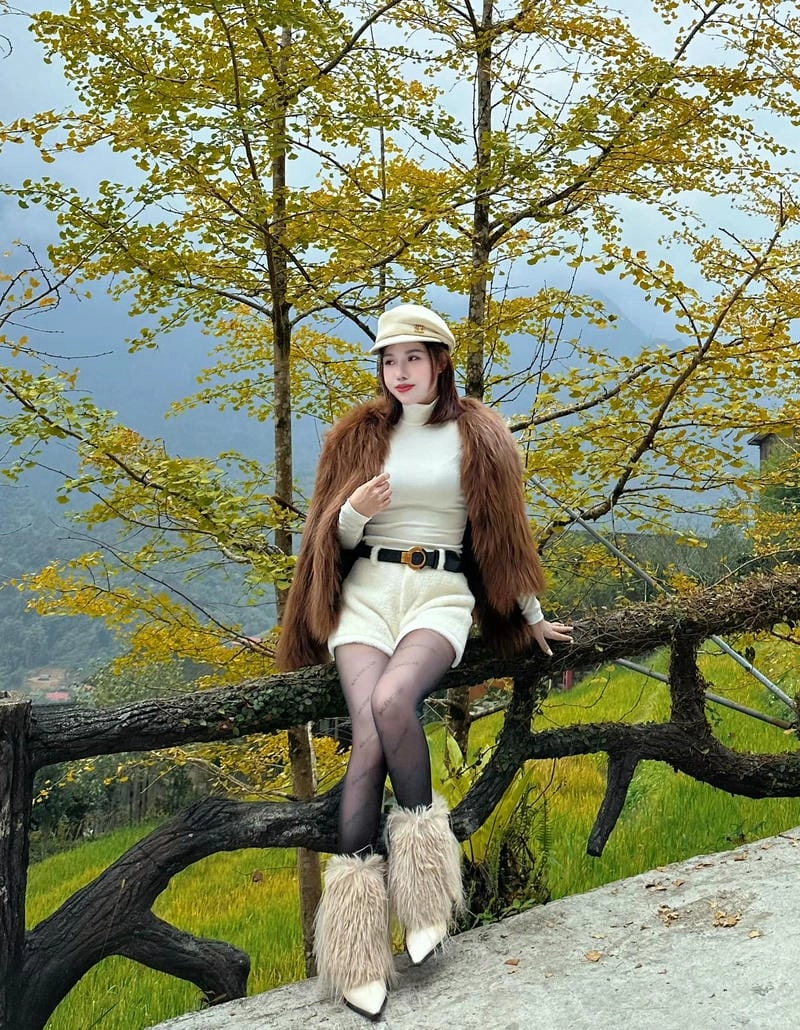 Dắt tay nhau trên đường mòn lá vàng đẹp như tranh