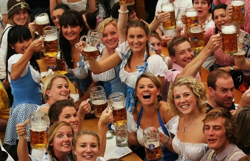 Ảnh Oktoberfest Munich rực rỡ sắc màu và tưng bừng.