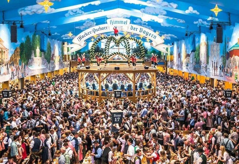 Không khí náo nhiệt của mùa thu lễ hội Oktoberfest Đức
