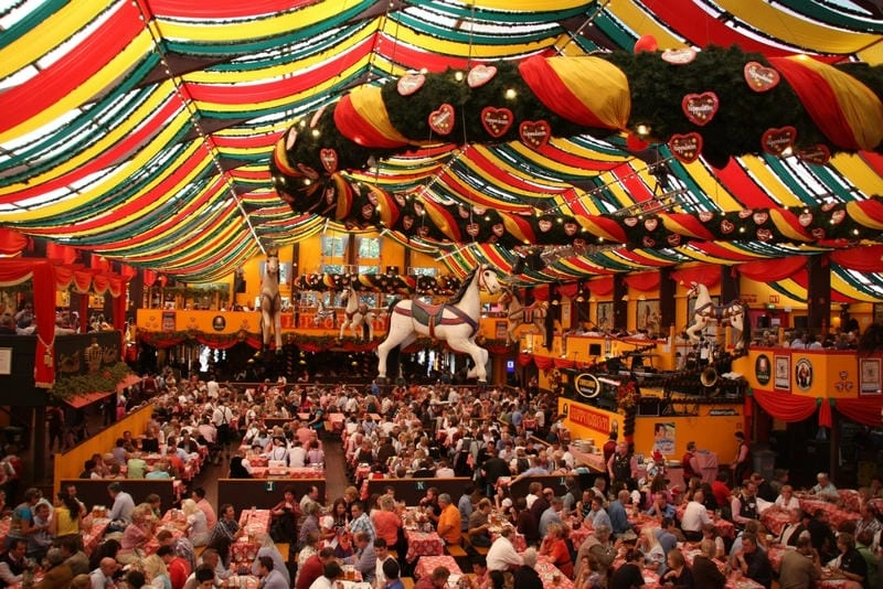 Lễ hội bia Đức nổi tiếng thế giới vào mùa thu Oktoberfest.