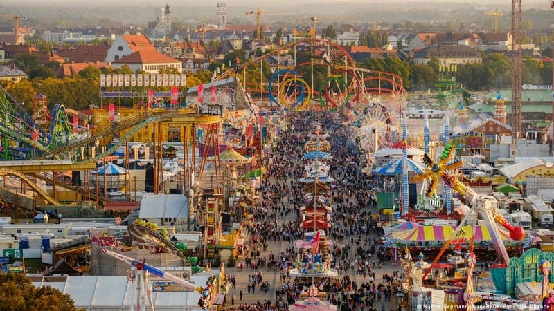 Bình minh Oktoberfest báo hiệu một ngày hội tưng bừng.