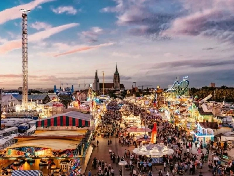 Hoàng hôn Munich rực rỡ sắc màu lễ hội bia.