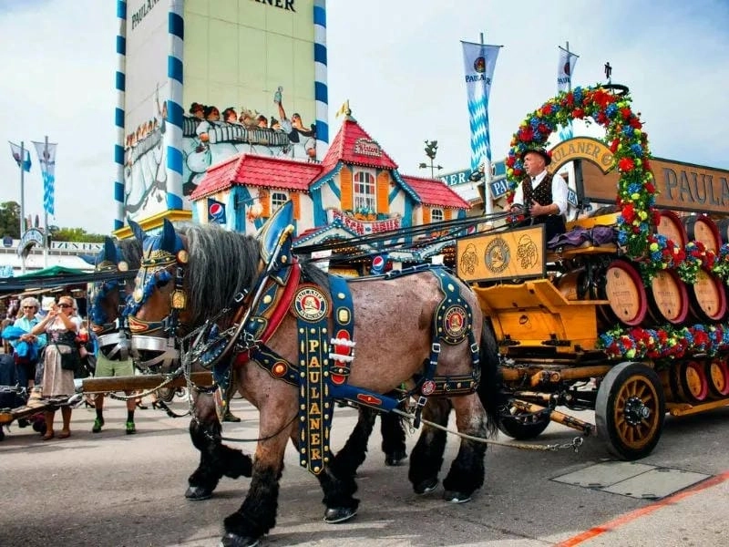 Phố lễ hội mùa thu Đức náo nhiệt cùng Oktoberfest.