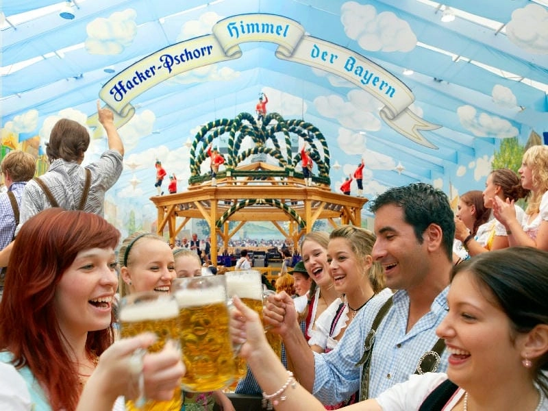 Lễ hội bia Oktoberfest Đức thu hút hàng triệu người.