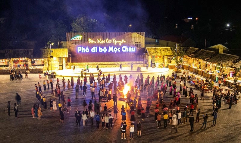 Mùa xuân về đêm ở Mộc Châu lung linh sắc hoa ban
