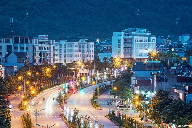 Mùa xuân về đêm Lai Châu lung linh hoa đào