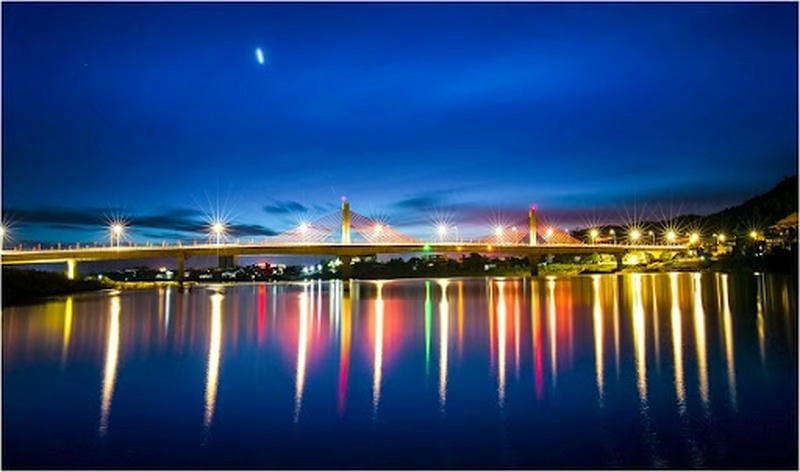 Mùa xuân về đêm Yên Bái với hoa mận lung linh sắc màu