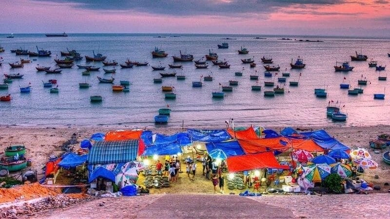 Làng chài Phan Thiết rộn ràng nhịp sống biển