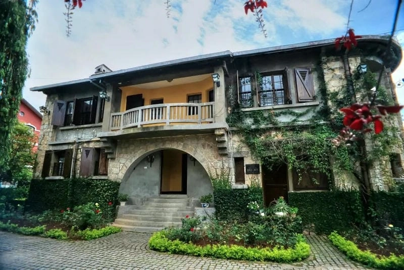 Ban công nhà biệt thự Đà Lạt nhìn ra đồi thông lãng mạn