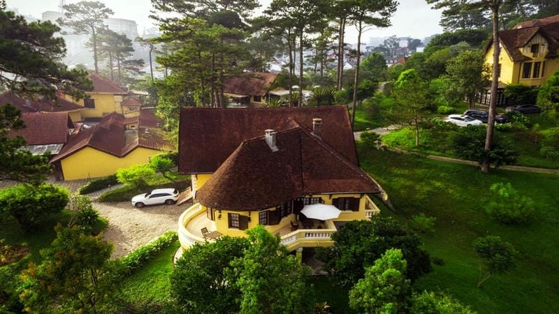 Sương mù bao phủ nhà biệt thự Đà Lạt thơ mộng mờ ảo