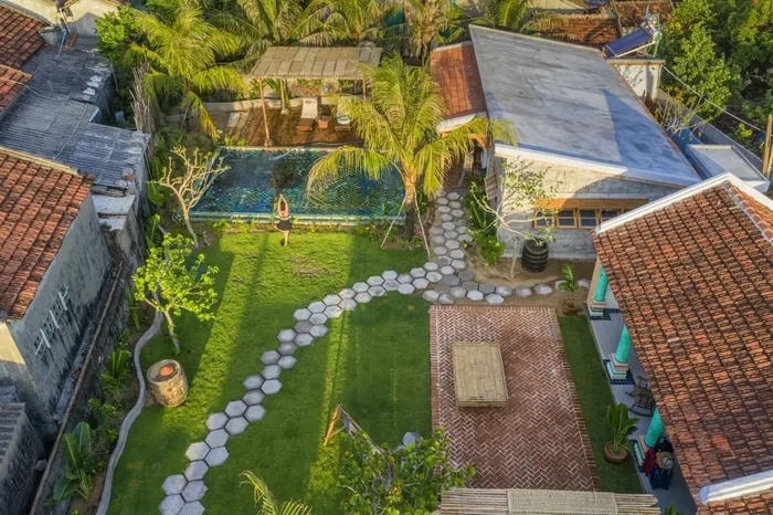 Thư giãn ở ban công biệt thự đón gió biển và ngắm cảnh yên bình