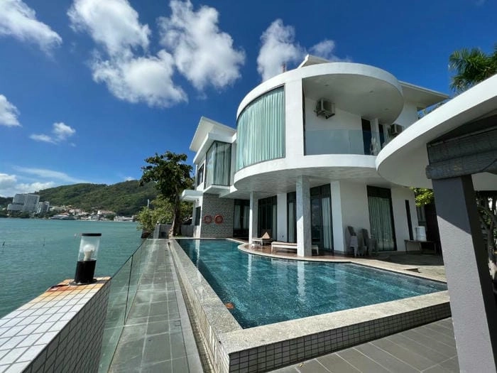 Thư giãn tại hồ bơi biệt thự Vũng Tàu nhìn thẳng ra biển