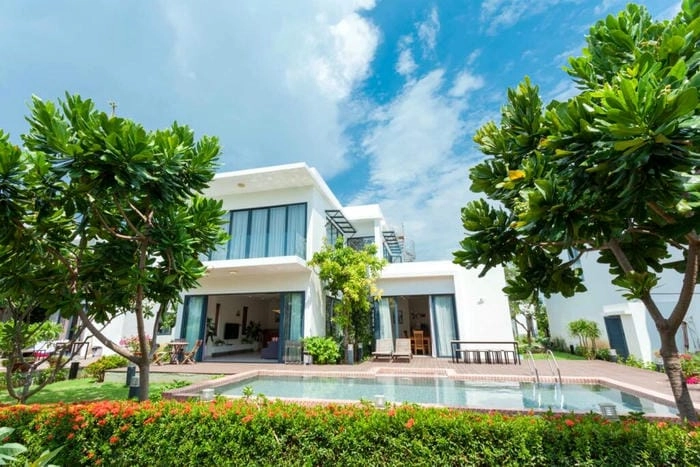 Đón bình minh biệt thự với cảnh biển vàng óng ánh