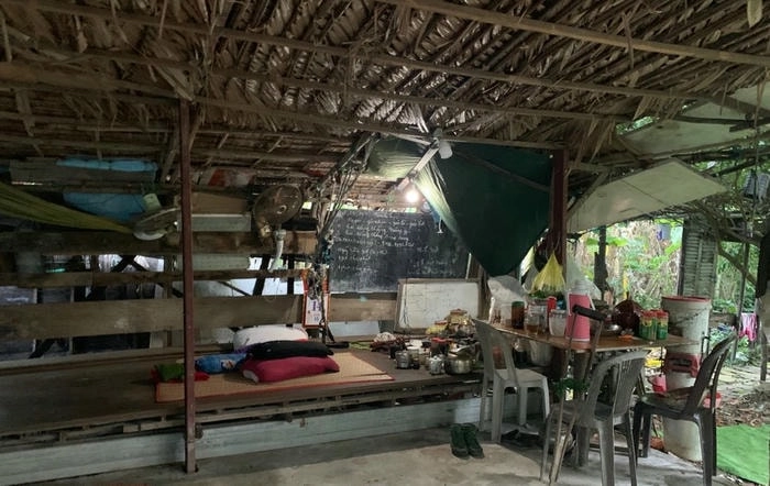 Khoảnh khắc bình minh nhà chòi rực sáng sông nước