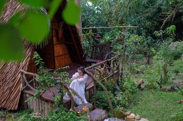 Khung cảnh nhà chòi về đêm lung linh dưới ánh trăng