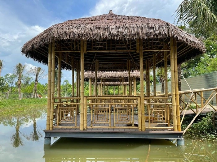 Ngắm Hoàng hôn nhà chòi nhuộm vàng mặt nước trong không gian yên ả