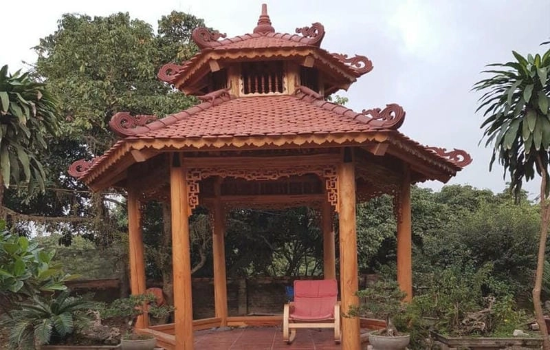 Nhà chòi Vĩnh Long bên sân nước tạo nên khung cảnh nên thơ