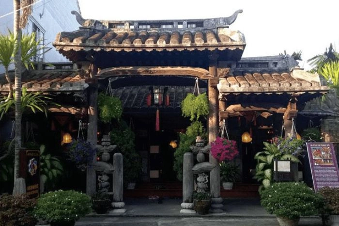 Ánh sáng huyền ảo bao trùm nhà cổ về đêm Hội An