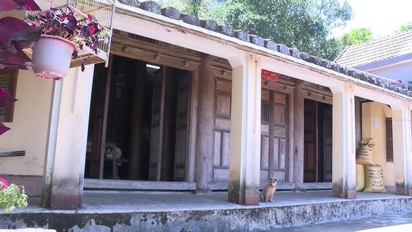 Cảnh hoàng hôn nhà cổ Quảng Ngãi nhuộm vàng khắp không gian