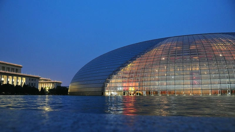 Ngắm nhìn Nhà hát quốc gia Trung Quốc ban đêm rực rỡ