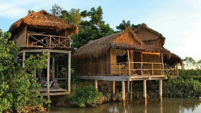 Trải nghiệm nhà lá về đêm lung linh ánh đèn ven sông