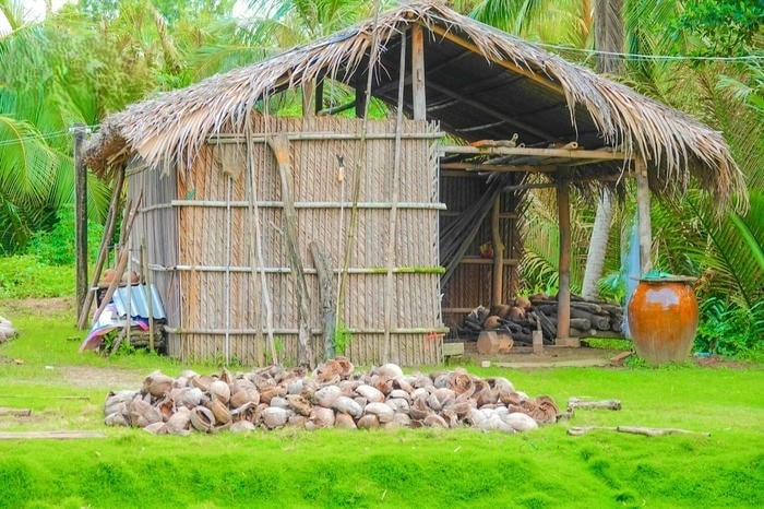 Khung cảnh nhà lá về đêm Kiên Giang lung linh trong ánh đèn