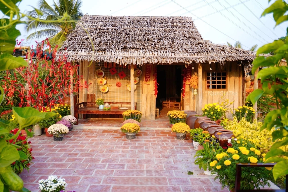 Mái lá dừa nước che mát không gian sống miền Tây thanh bình