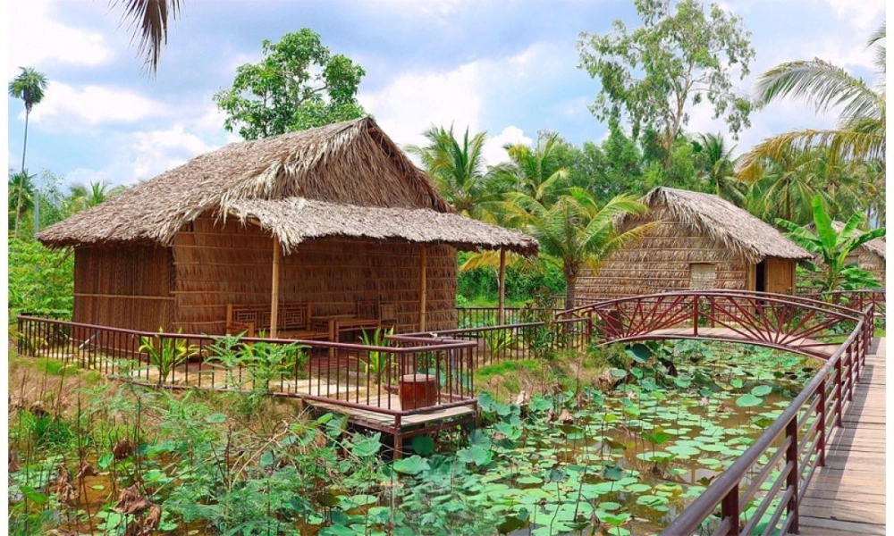 Thuyền kênh rạch len lỏi quanh nhà lá miền Tây yên ả