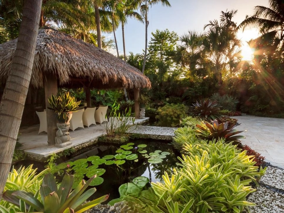 Hoàng hôn nhà lá miền Tây phủ sắc vàng lên mái lá bình yên