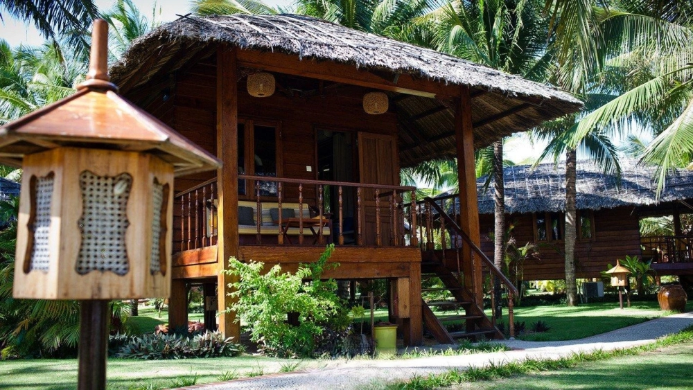 Nhà lá ven sông miền Tây thơ mộng giữa cảnh nước hiền hòa Hỏi ChatGPT