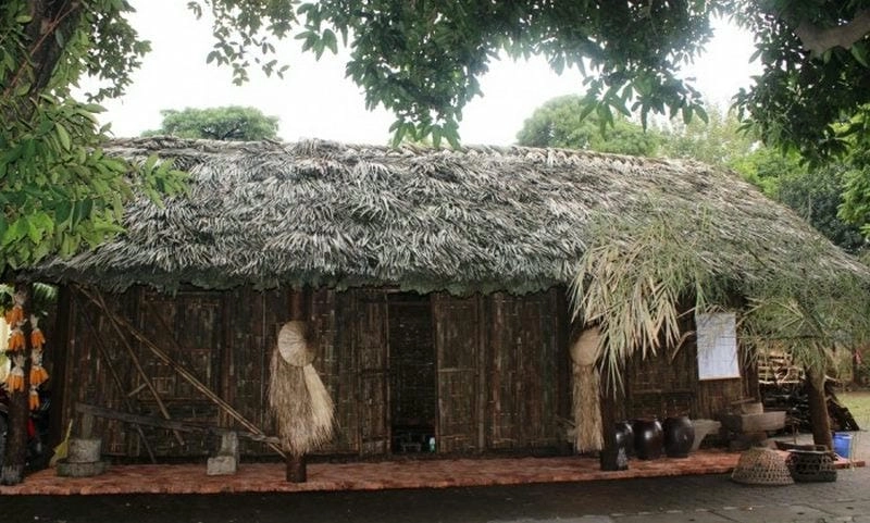 Chiều buông rực sắc vàng trên mái nhà lá Sóc Trăng