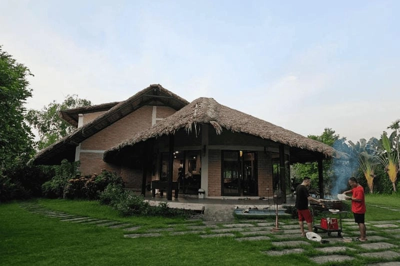 Nhà lá Sóc Trăng lung linh trong ánh đèn về đêm