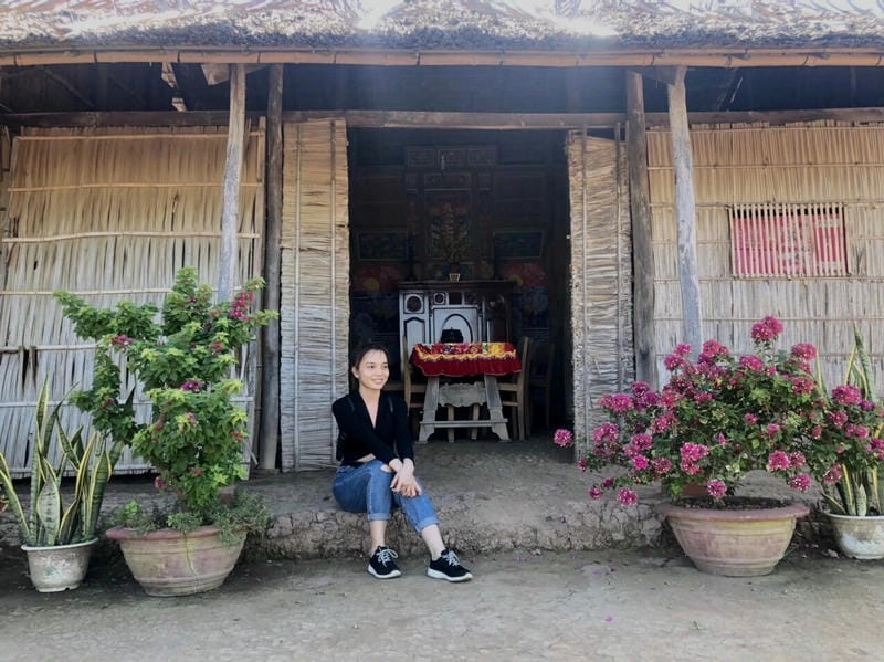 Bình minh nhà lá hiện lên bình yên giữa kênh rạch