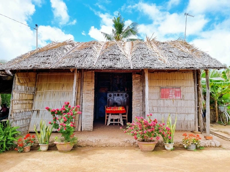 Nhà lá về đêm lung linh dưới ánh đèn vàng ấm cúng