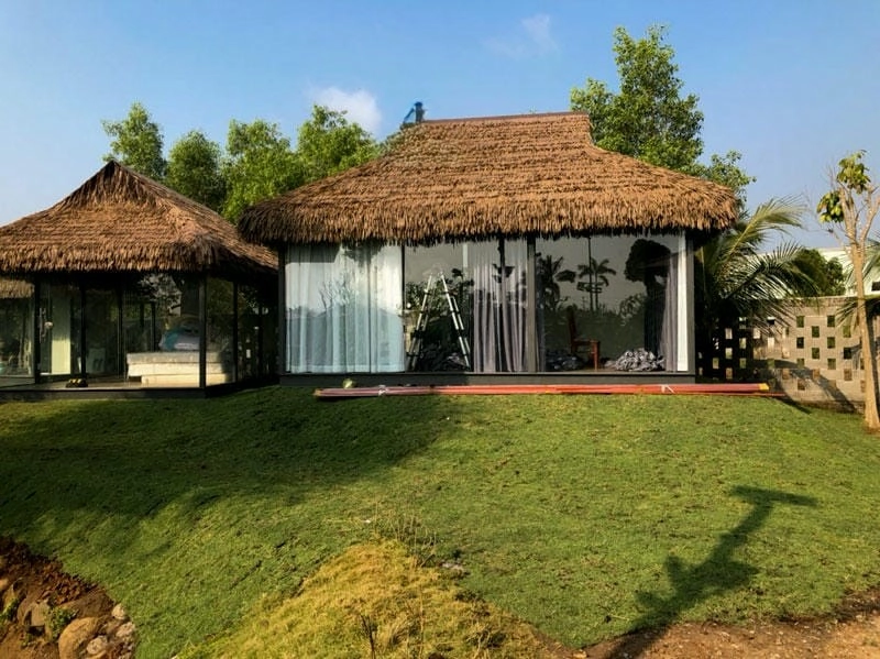 Sân trước Vũng Tàu được lát đá mộc mạc kết hợp cây cảnh