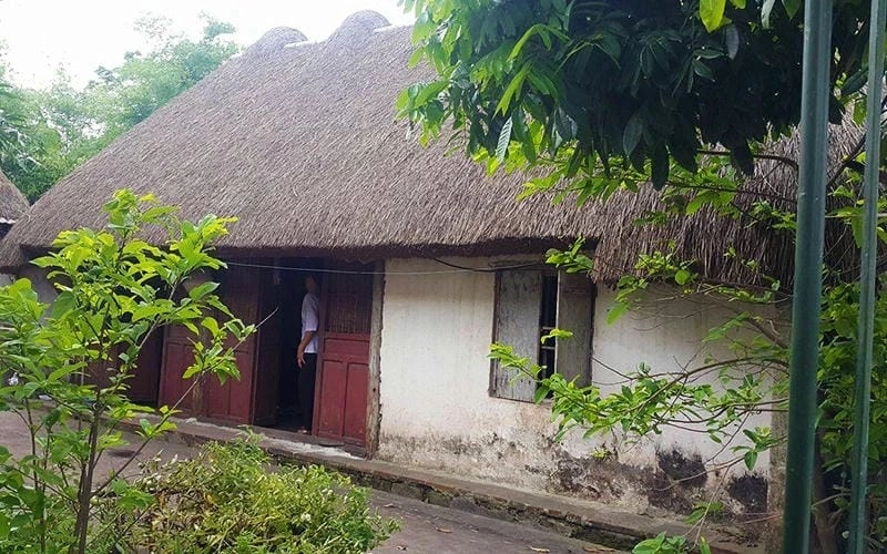 Ánh đèn nhà mái lá về đêm tạo cảm giác yên bình thư thái