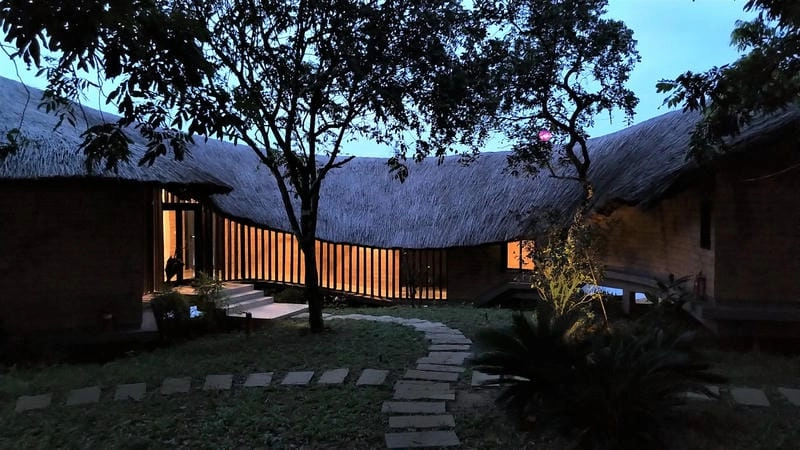 Chiêm ngưỡng bình minh nhà mái lá tĩnh lặng và đẹp