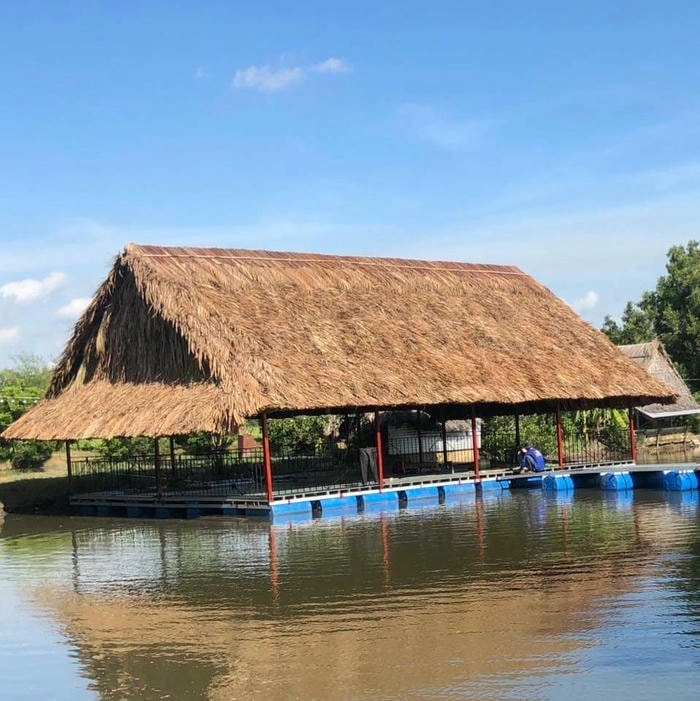 Nhà mái lá Đồng Nai với sân trước rộng thoáng mát lành