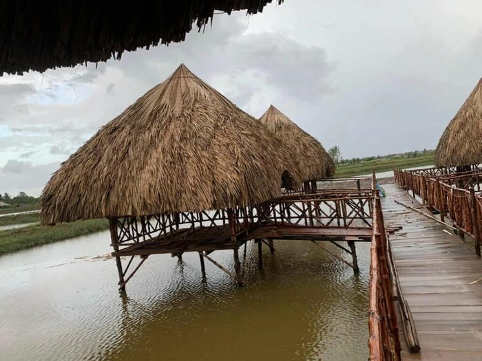 Vẻ đẹp lung linh nhà mái lá Đồng Nai khi màn đêm buông xuống