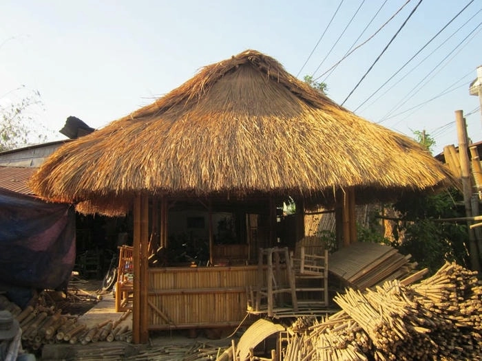 Khoảng sân trước nhà lá thoáng đãng thích hợp vui chơi quây quần