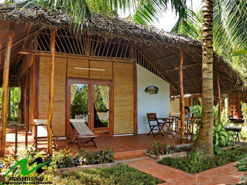 Nhà mái lá Tiền Giang mang nội thất gỗ ấm cúng
