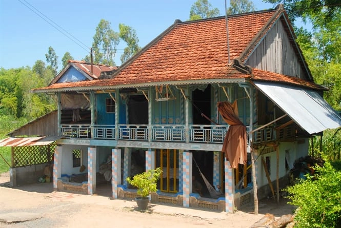 Nhà mái ngói An Giang hòa mình giữa sân vườn xanh mát