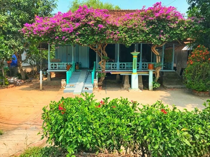 Nhà mái ngói An Giang bình minh nhuộm ánh vàng nhẹ