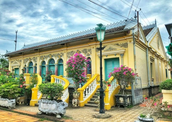 Nhà mái ngói An Giang nổi bật với sân trước thoáng rộng