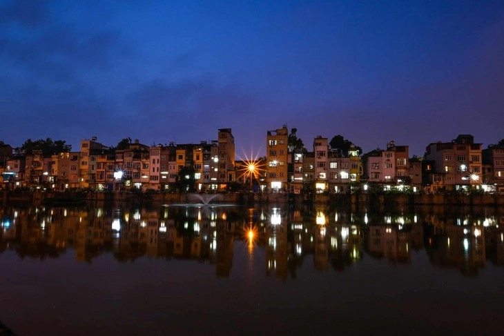 Khung cảnh lung linh của nhà ống Hà Nội về đêm đầy thơ mộng