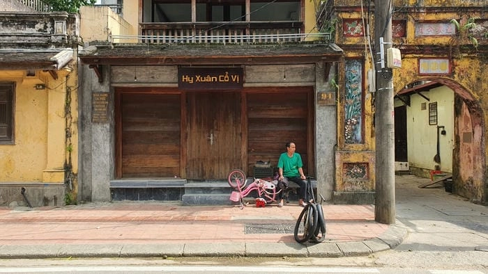 Khoảnh khắc bình minh phố cổ nhuộm vàng cả không gian